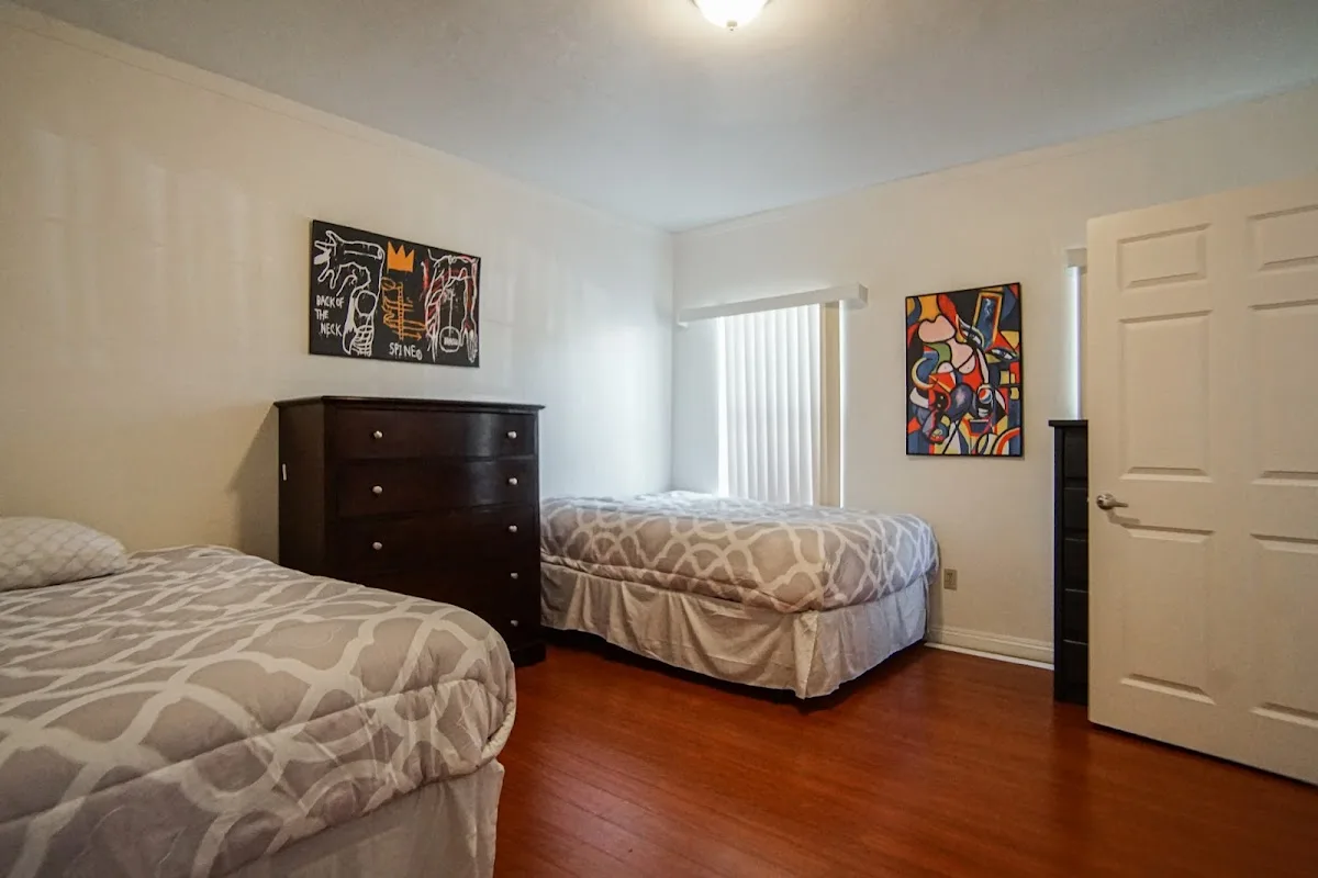 La Peer House Sober Living - Photo 4